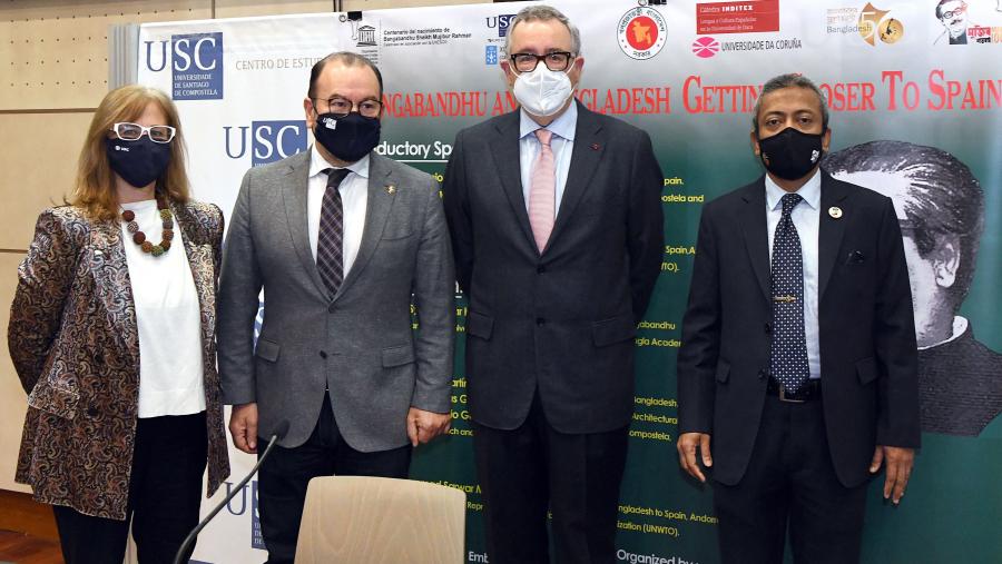 Tras a inauguración protocolaria presidida polo reitor Antonio López, o seminario comezou coa intervención do profesor Syed Anwar Hossain desde Dhaka á que seguiu a presentación do primeiro embaixador de España en Bangladesh, Arturo Pérez Martínez. FOTO: Santi Alvite