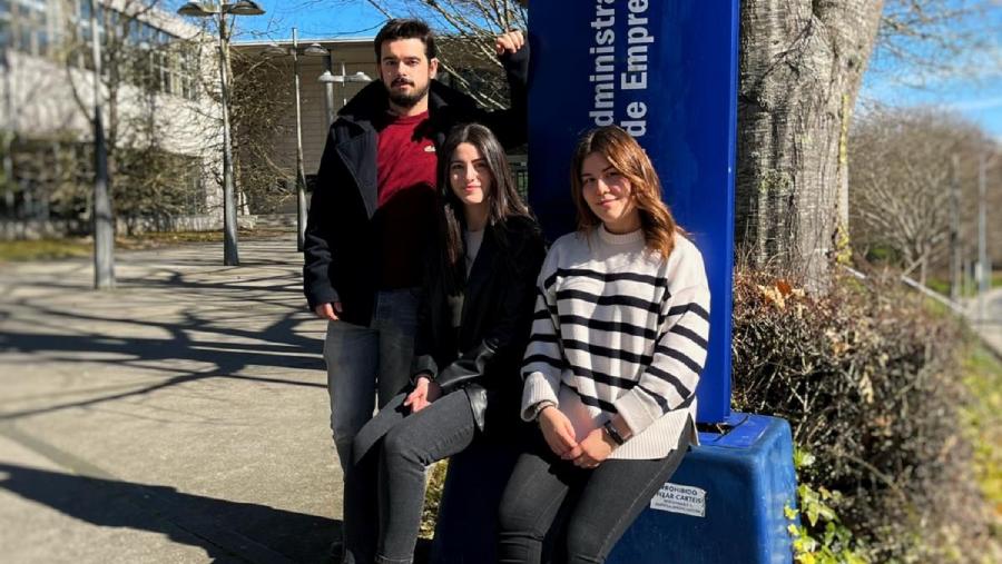 Diego Rivas, Catherine Vales e Carla Fariñas, na Facultade de ADE da USC