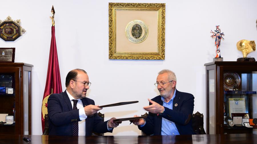 Antonio López e Arsenio Terrón no acto de sinatura. FOTO: Santi Alvite