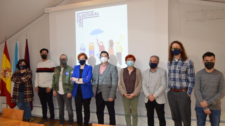 Os vicerreitores Francisco Fraga e Pilar Murias, no centro, xunto con Tareixa Ferreiro, Antonio Álvarez e responsables da área de Cultura da USC