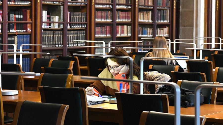 Esta decisión “menospreza o ensino e o coñecemento da nosa Historia", sinala a declaración. Imaxe de arquivo da biblioteca de Xeografía e Historia. FOTO: Santi Alvite