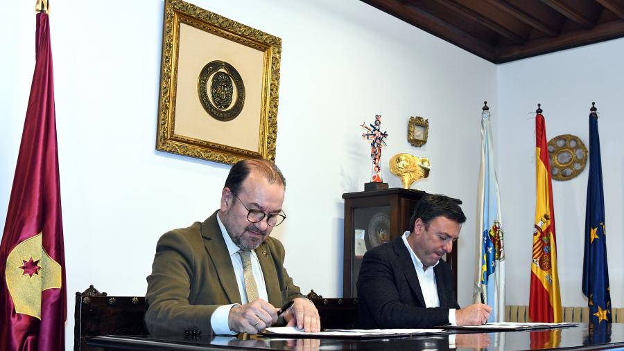 O reitor e o alcalde das Pontes asinaron o acordo. FOTO: Santi Alvite