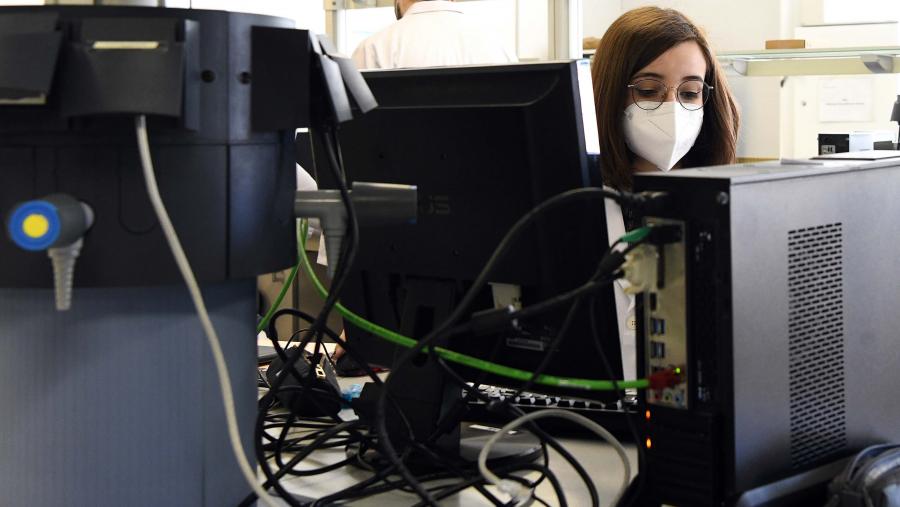 Para a súa primeira edición, a Cátedra de Transición Enerxética  Genesal  Energy quixo organizar un foro onde as mulleres  STEM (acrónimo en inglés de ciencia, tecnoloxía, enxeñería e matemáticas) con liderado e postos de responsabilidade fosen as verdadeiras protagonistas. Imaxe de arquivo dunha clase práctica na USC. FOTO: Santi Alvite