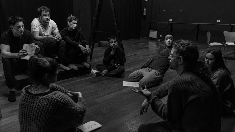 Aarón Navia, en primeiro plano, con integrantes da compañía de teatro USC-Lugo. Foto: Adra Pallón (imaxe de arquivo)