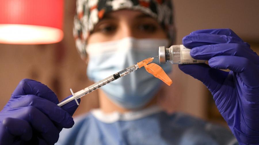 No caso da pandemia por mor da COVID-19, producíronse múltiples estadios con moi distintas situacións a nivel práctico, que variaron dende o confinamento total, o emprego de máscaras en interiores e exteriores, só en interiores, ou vacinación aos distintos grupos de idade, entre outros. FOTO: Santi Alvite