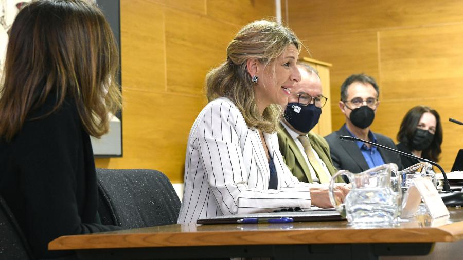O reitor Antonio López foi o encargado de recibir a Yolanda Díaz xunto co decano de Políticas, Ramón Bouzas; e as decanas de Dereito e Relacións Laborais, Ana Gude e Silvia Moscoso. FOTO: Santi Alvite