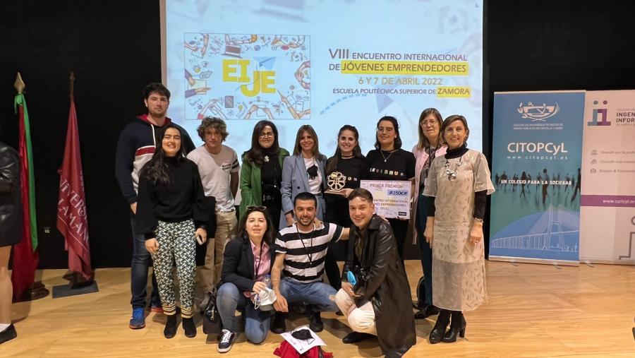 Foto de familia dos e das representantes da USC no Encontro