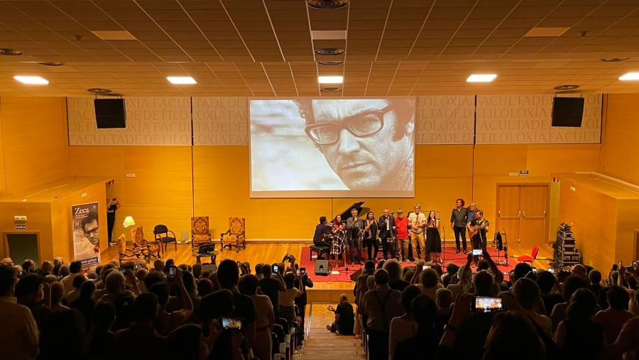 O público en pé canta 'Grândola, Vila Morena' na Facultade de Filoloxía. Foto: Santi Alvite