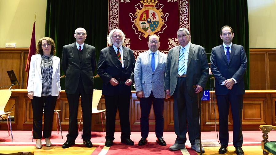 Os profesores distinguidos, co reitor e a secretaria Xeral da USC. Foto: Santi Alvite