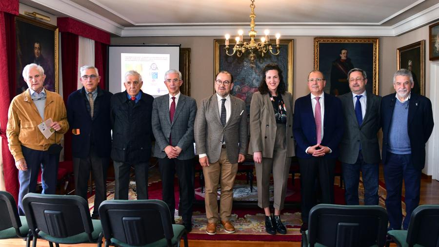 O reitor, á esquerda de Miriam Elena Cortés López, no acto de entrega. FOTO: Santi Alvite