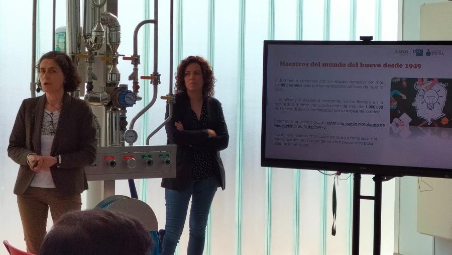 Eugenia Juncal e Laura Abuín, no foro técnico organizado polo Clusaga na APLTA