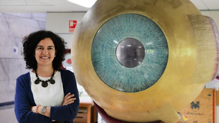 A profesora Giráldez tivo cargos de xestión dende o ano 2001 ao exercer de subdirectora da Escola Universitaria de Óptica e  Optometría da USC durante 9 anos (de 2001 a 2010) e coordinadora do grao en Óptica e Optometría desde 2010 ata a actualidade. FOTO: Santi Alvite