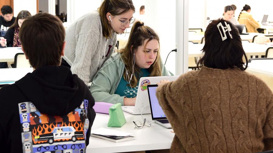 A Latin America Postgraduate Virtual Fair é unha feira anual organizada por FPP EDU Media, especializada en estudos de posgrao que congrega a universidades de todo o mundo. Imaxe de arquivo dunha biblioteca da USC. FOTO: Santi Alvite