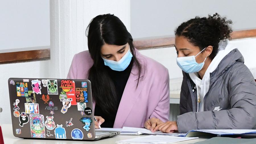 As familias interesadas deben poñerse en contacto coa Oficina de Cursos Internacionais. FOTO: Santi Alvite