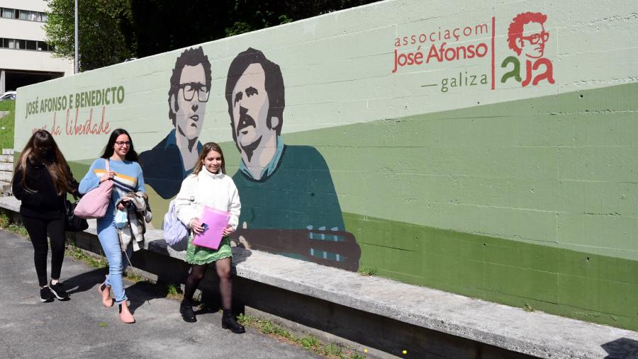 Mural en homenaxe a Zeca Afonso e a Benedicto García Villar. FOTO: Santi Alvite