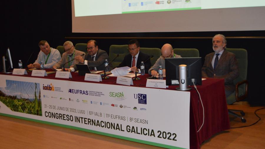 O reitor Antonio López e o conselleiro de Medio Rural, José González, xunto cos organizadores, na inauguración do congreso europeo de extensión rural