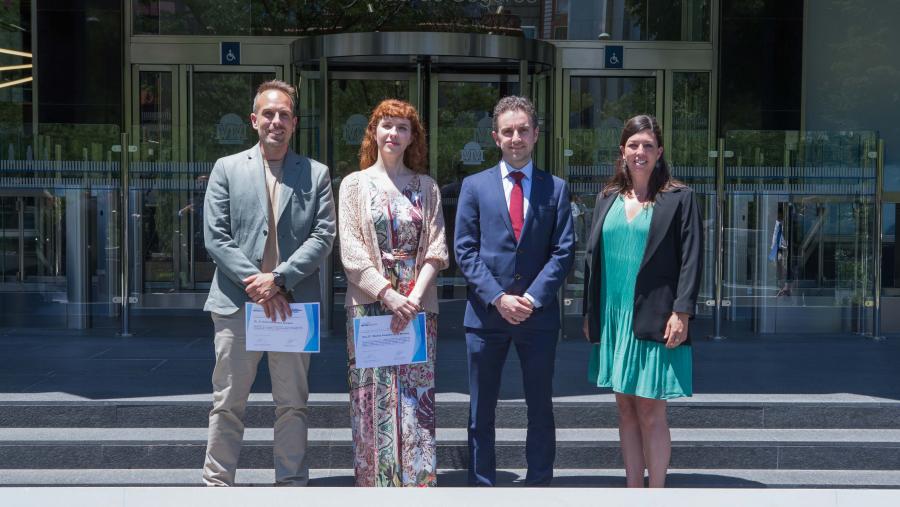 De esquerda a dereita, Anxo Fernández, Marina Paradela, Álvaro Goyanes (que recolleu o diploma en representación de María José de Castro) e Izascun Buendía (que recolleu o diploma en representación de Ashwin Woodhoo)