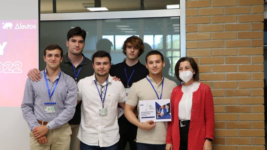 Elvira López Mosquera, á dereita, cos promotores de Peral Project