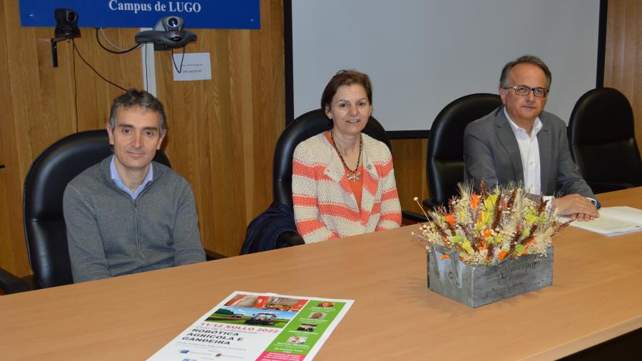 Roberto Iglesias, Rosa Romero e Javier Bueno, na presentación do ciclo de relatorios