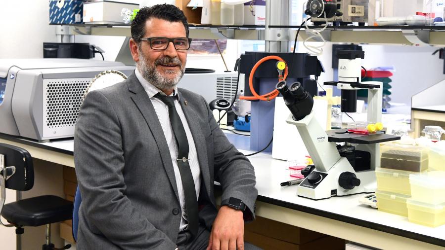 Jesús López Romalde nun laboratorio de Bioloxía. FOTO: Santi Alvite