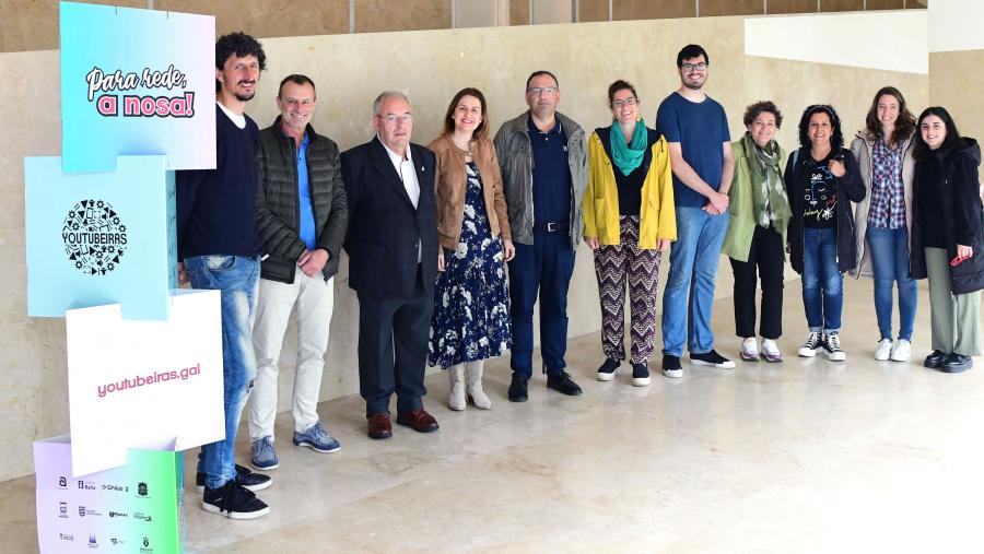 O vicerreitor Gumersindo Feijoo, quinto pola esquerda, participou na rolda de prensa do certame xunto a técnicos/as de normalización dos concellos de Santiago, Ames e Teo. FOTO: Santi Alvite 