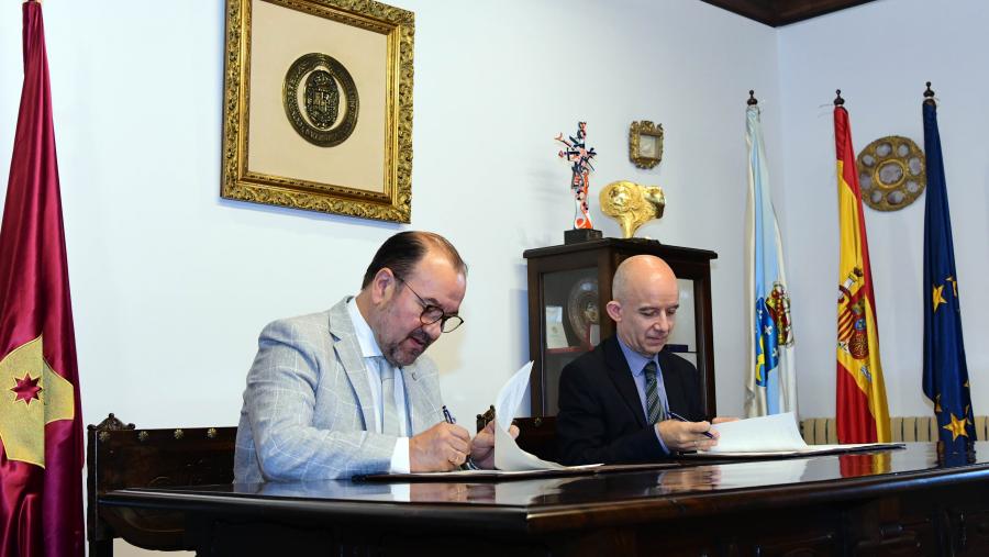 O convenio foi asinado polo reitor Antonio López e polo director xeral de FEUGA, Francisco Javier Pereiro Pérez. FOTO: Santi Alvite