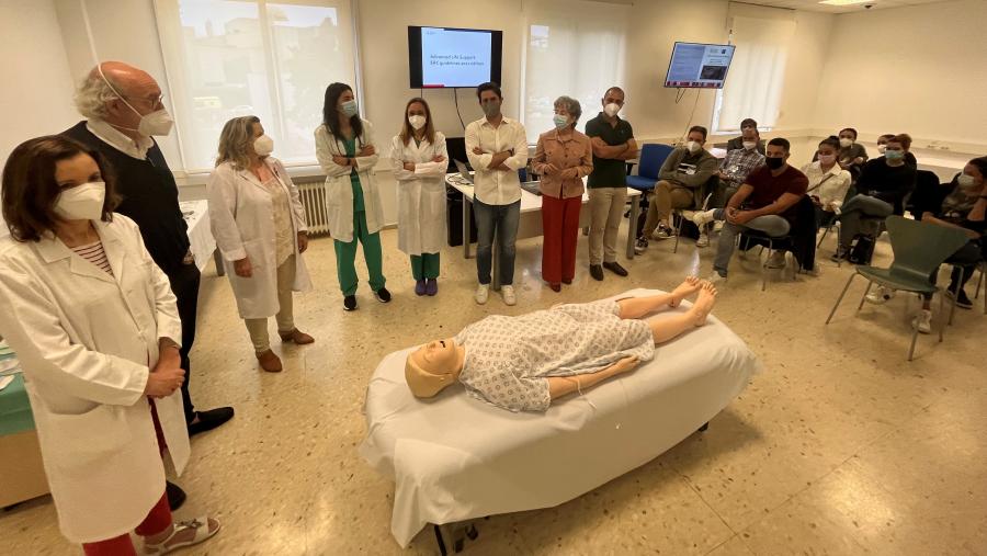 Ao inicio do curso achegáronse este venres o decano da Facultade de Medicina e xefe do Servizo de Anestesioloxía do CHUS, Julián Álvarez; a xerente da área, Eloína Núñez; e a directora do CESIS e xefa do Servizo de Neonatoloxía do CHUS, Luz Couce.