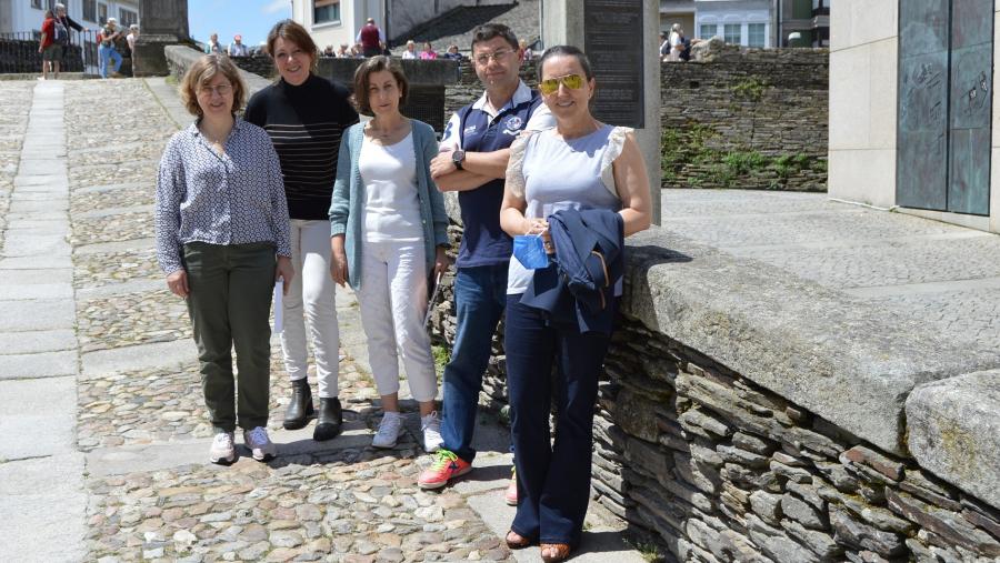 De esquerda a dereita, Estelle Bertrand, Ellodie Salin, Elvira López, Francisco Fraga e Elena Freire, na rampla de acceso á muralla de Lugo