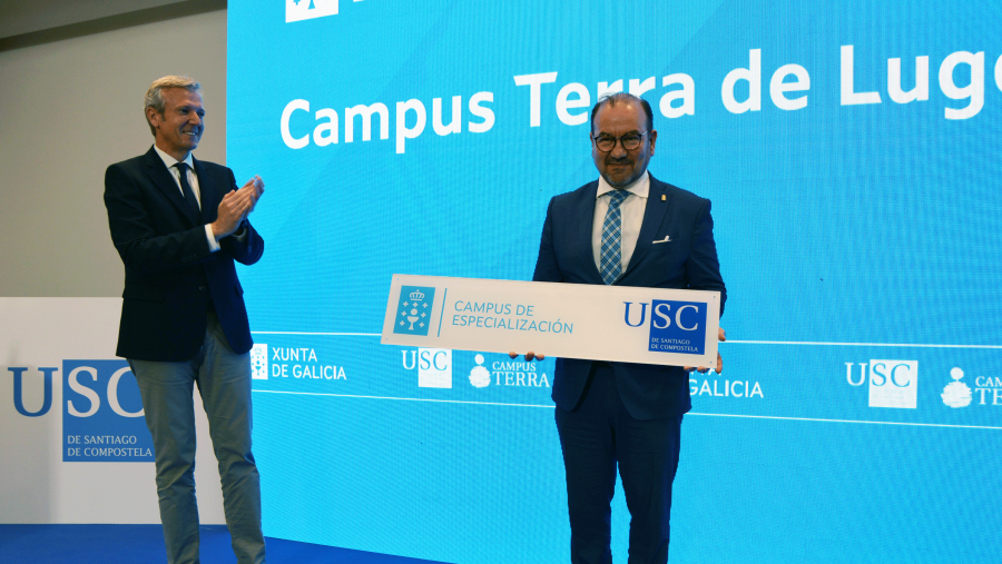 Antonio López amosa a placa de Campus de Especialización en presenza de Alfonso Rueda