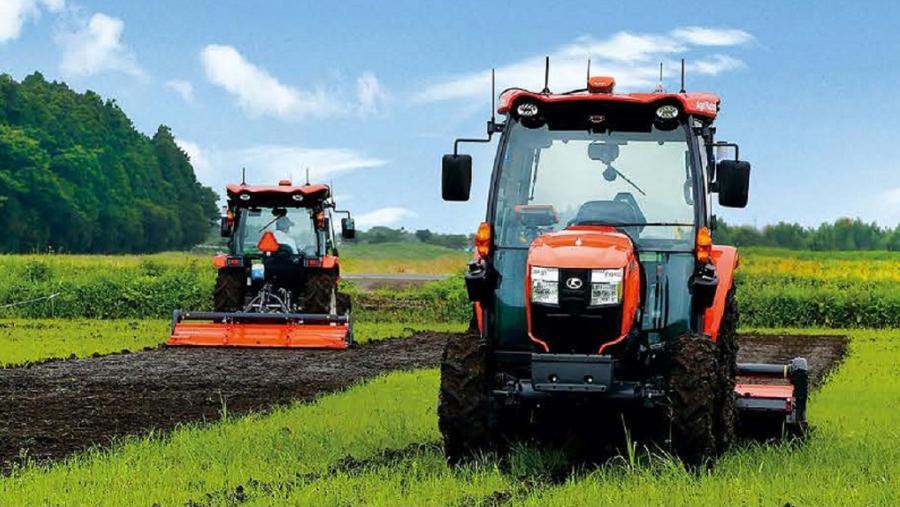 Tractores autónomos traballan nunha parcela agrícola