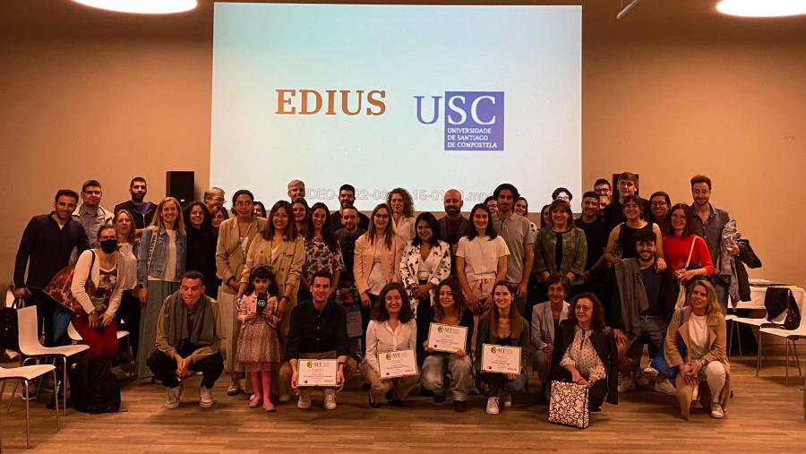 Foto de familia de profesorado e alumnado premiado