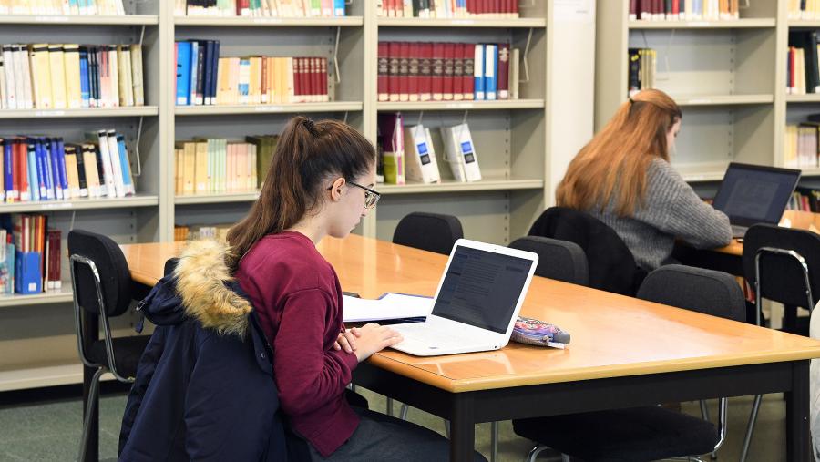 O libro é o resultado dos traballos expostos no contexto das xornadas ‘Á volta da tradución’ que tiveron lugar na Facultade de Filoloxía o pasado ano, no marco do programa ‘Converxencias’. FOTO: Santi Alvite