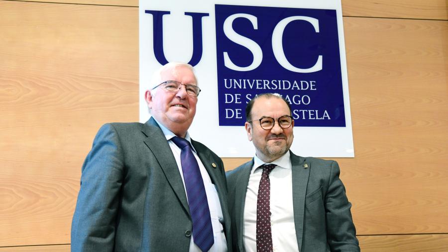 Méndez Pampín e Antonio López tras a imposición da Insignia. FOTO: Santi Alvite 