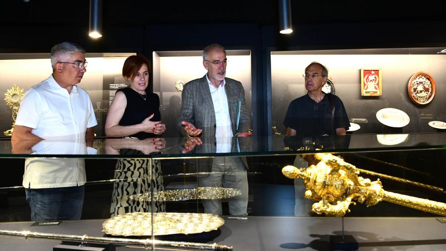 De esquerda a dereita, Arturo Ouro, Pilar Murias, Gumersindo Guinarte e Fernando Martínez Vilanova, visitando a mostra. FOTO: Santi Alvite