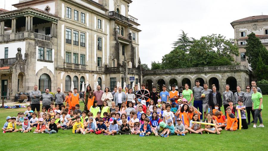 O reitor mantivo un encontro co alumnado da terceira quenda. FOTO: Santi Alvite