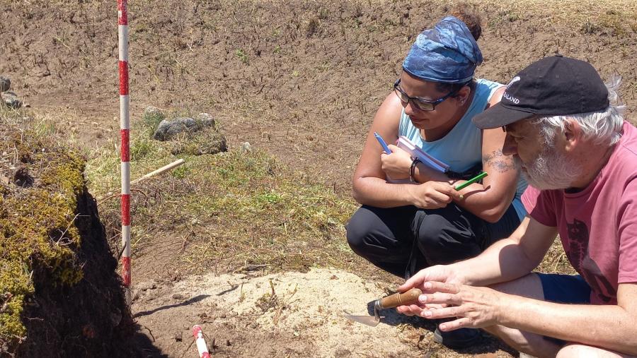 Zaira García López e Antonio Martínez Cortizas avalían a estratigrafía dun Necrosol