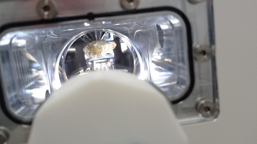 A aparencia do mineral é masiva, microgranular e de ton case branco