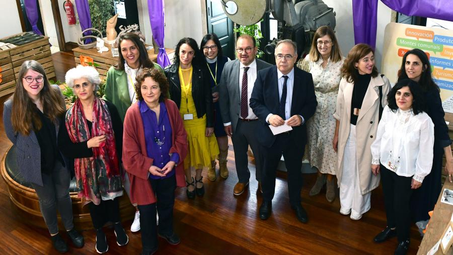 Antonio López e Xosé Sánchez Bugallo xunto co equipo organizador e emprendoras participantes. FOTO: Santi Alvite