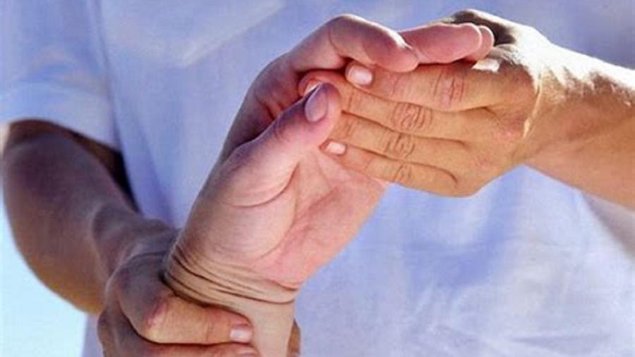 Exploracións das articulacións das mans dunha persoa