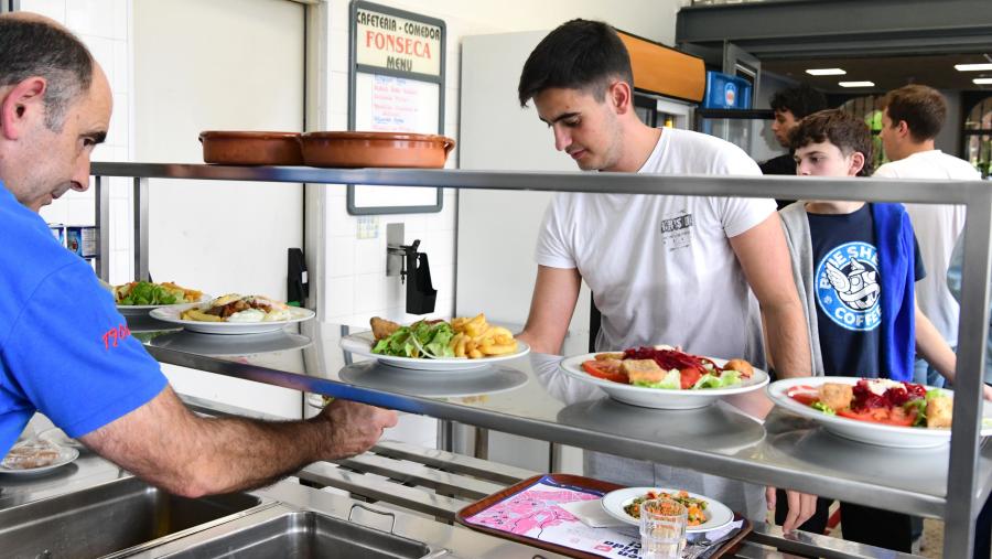 Alumnado nun dos comedores universitarios da USC. FOTO: Santi Alvite