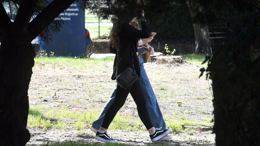 Imaxe de arquivo de alumnado paseando polo campus. FOTO:Santi Alvite 