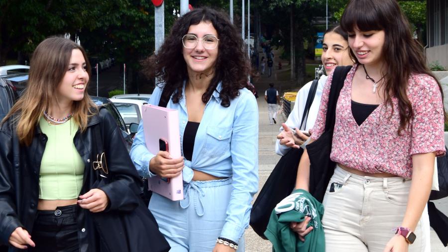 Os traballos deberán ter sido lidos, defendidos ou xulgados e aprobados, segundo proceda, ante calquera universidade galega durante o curso académico 2021/22. FOTO: Santi Alvite