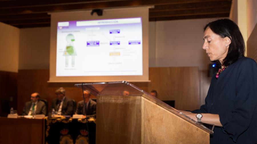 A catedrática Carmen Álvarez Lorenzo, na lectura do seu discurso de ingreso na RAGC. Foto: Suso Rivas 