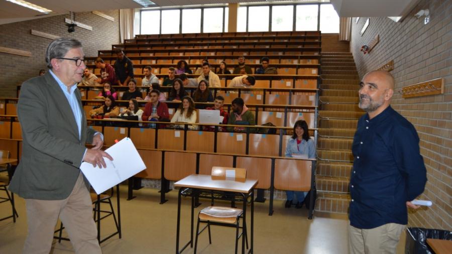 Salustiano Velo e Roberto Bande, na sesión con estudantado do grao en ADE
