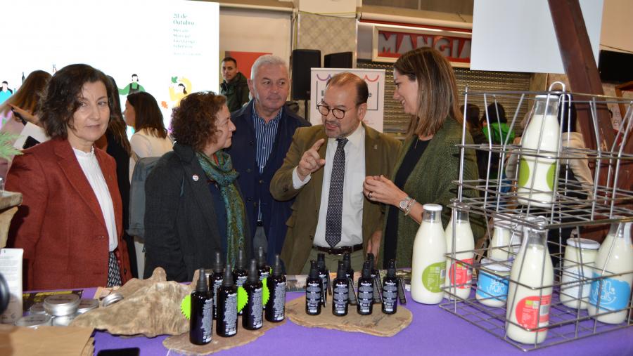 Elvira López, Roberto Garcia, Antonio López e Lara Méndez, conversan cunha responsable de Muuhlloa, no Mercado municipal de Lugo