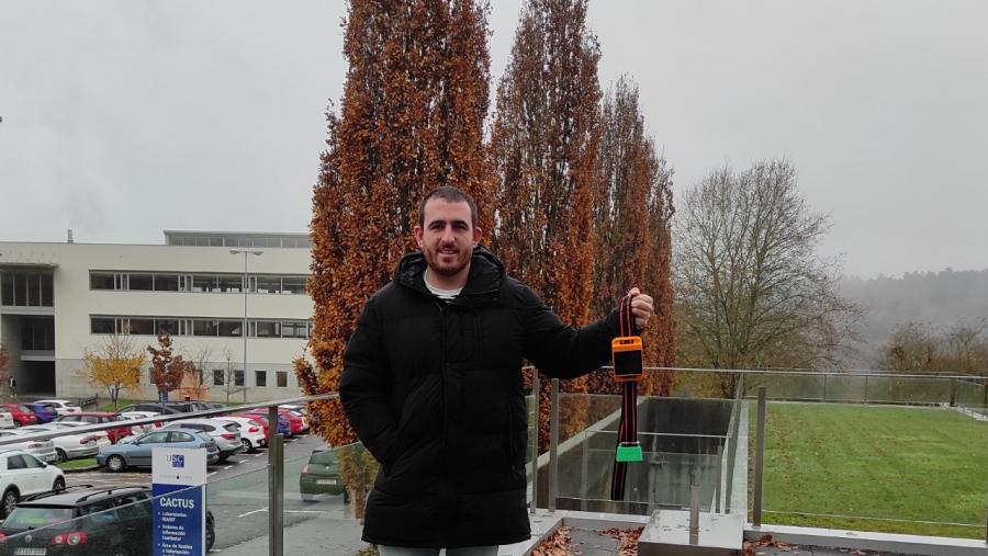 O CEO de Innogando, Elio López, amosa o dispositivo Rumi no Campus de Lugo