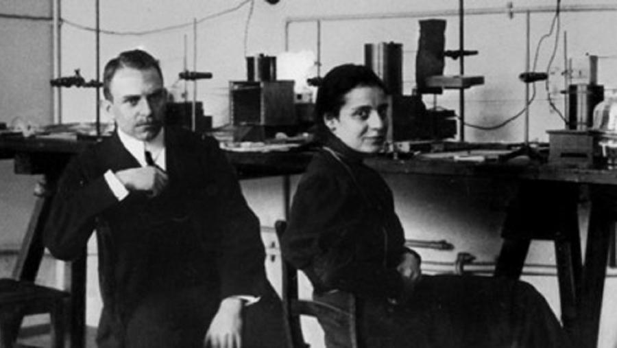 Lise e Otto no seu laboratorio de Berlín arredor de 1910. Crédito: Archives of the Max Planck Society