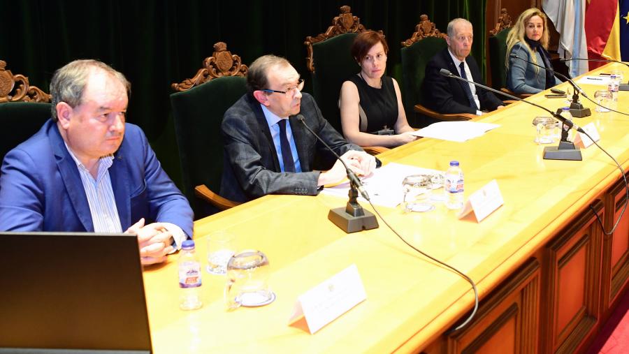 O acto estivo presidido pola vicerreitora Pilar Murias. FOTO: Santi Alvite