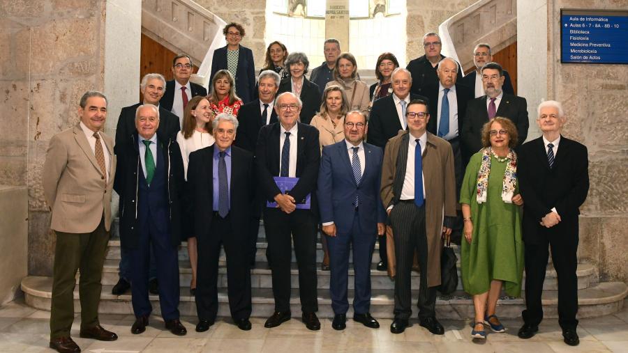 O reitor Antonio López presidiu o acto no que recolleron as súas placas os profesores xubilados o pasado curso. FOTO: Santi Alvite 