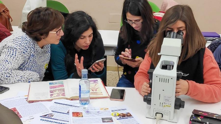 Profesoras preuniersitarias nunha xornada formativa de XuvenCiencia